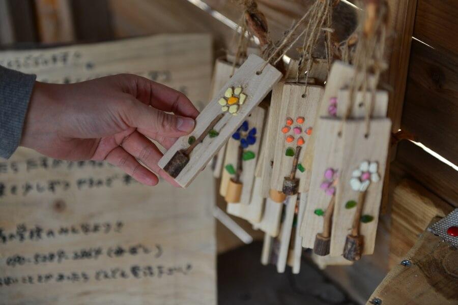 かわいい木の枝のタグは100円で無人販売しています