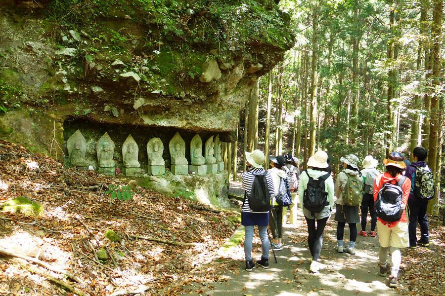 獅子の口、腰掛け地蔵など、久菩堤山のパワースポットを巡るコース