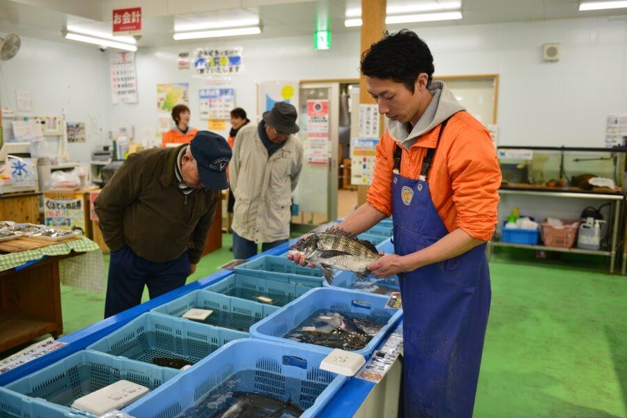 店内には生け簀もあり、活きたままの魚も取り扱っています