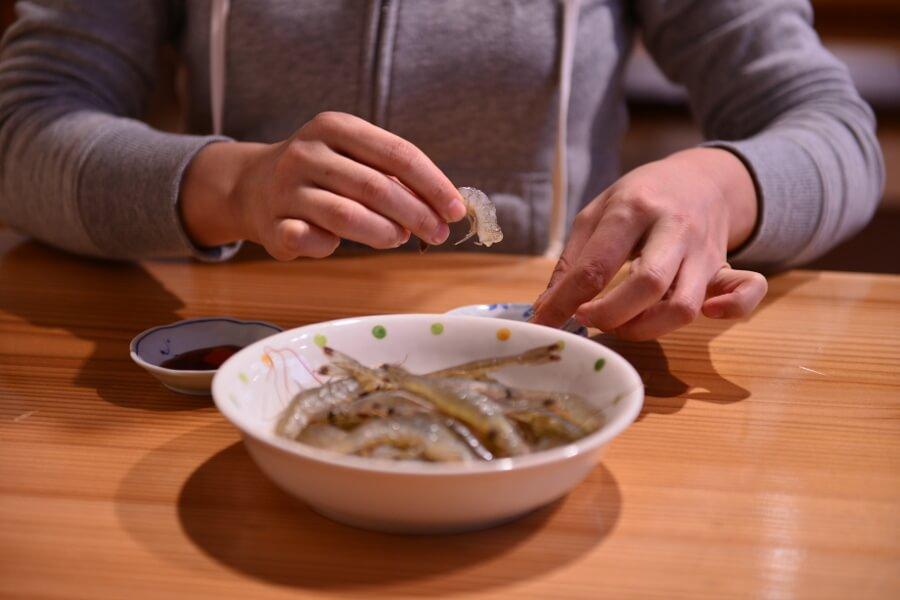 直売所で購入した魚介を2階の食堂で食べることもできます