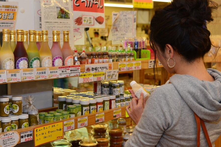 物産館には豊前特産の棚田ゆずを使った加工食品などがあります