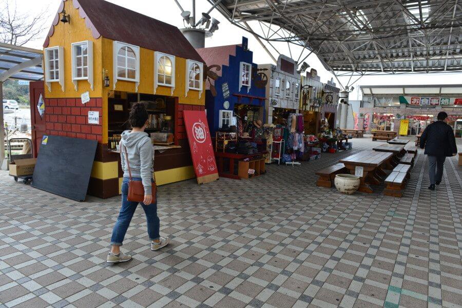 メルヘンチックな露天が軒を連ねる多目的広場