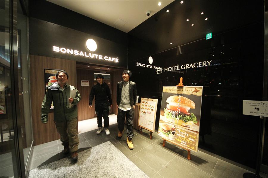 ガイドさんが到着！　いよいよ、札幌の、冬ならではの体験がスタートします。