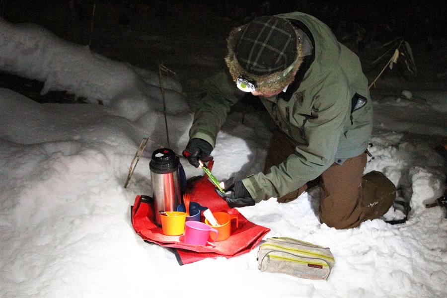 ツアーの後半にガイドさんがおもむろにザックから取り出したのは、ティーセット。