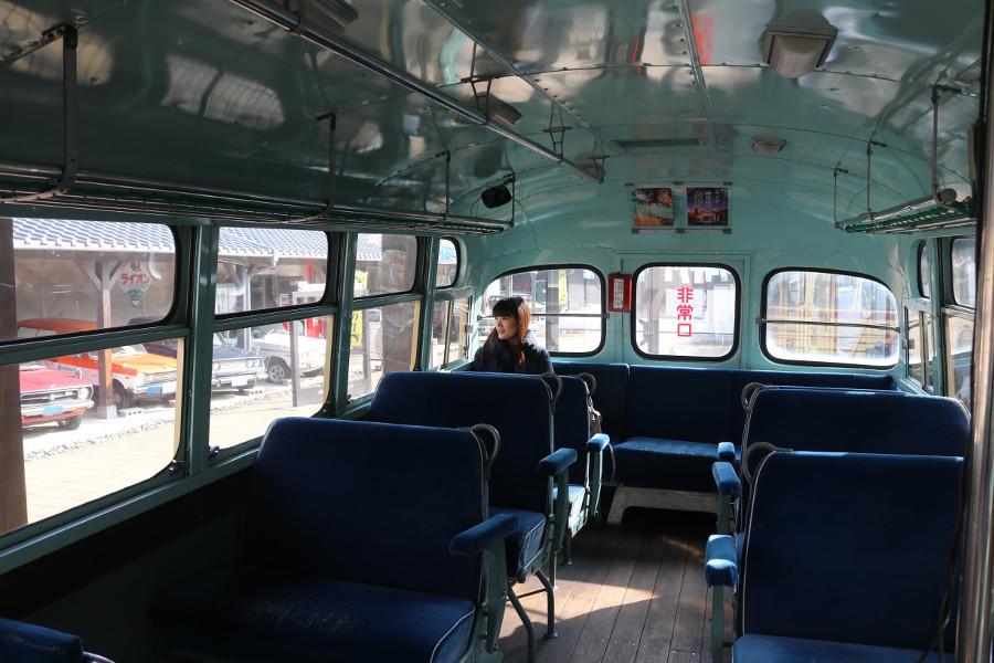 昭和の時代に走ったボンネットバスの車内