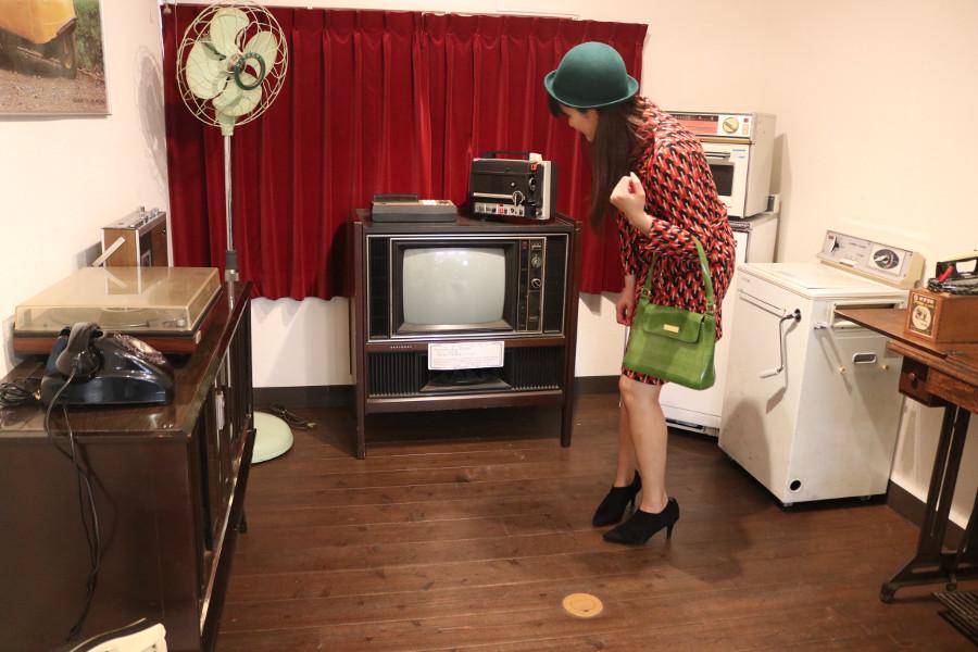 昭和の時代の洋服を試着することができます