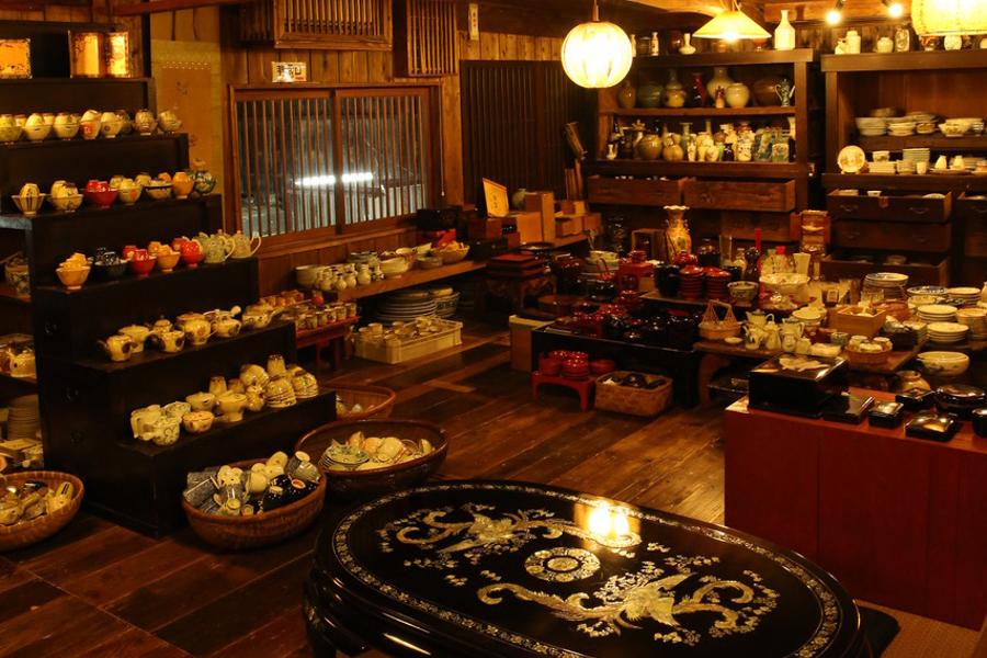 「茶房さくらさくら」に併設される「古民具・生活雑貨 蔵」 「茶房さくらさくら」に併設される「古民具・生活雑貨 蔵」
