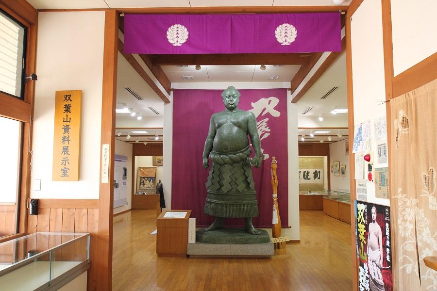 双葉山生家の手前に、資料展示室があります