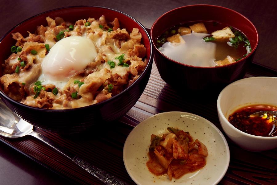 黒豚肉に温泉卵とチーズをトッピングした「新燃丼ランチ」