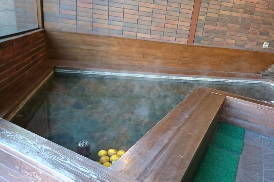 店舗入り口横に足湯があるのも温泉地らしい風情です