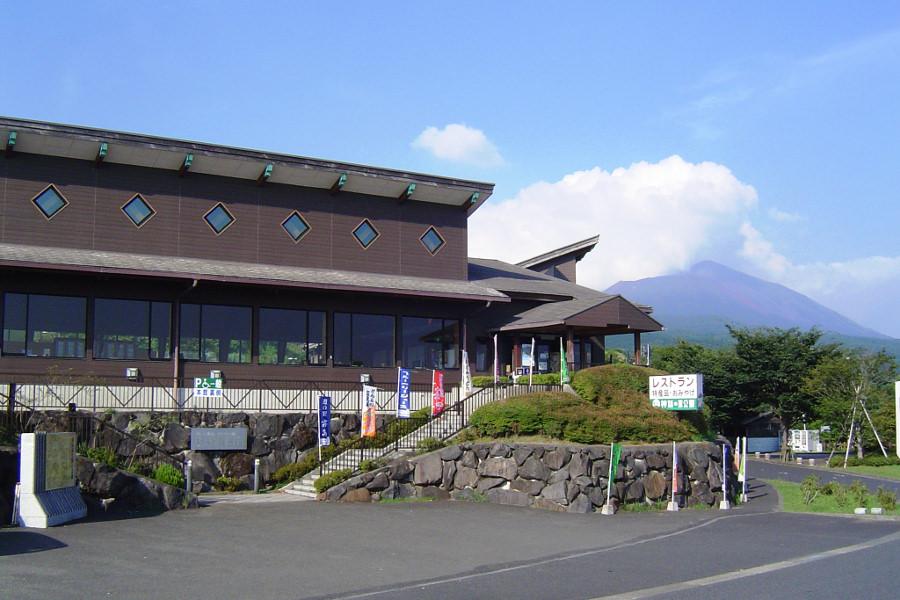 レストランの大きな窓からは桜島と錦江湾も一望できます