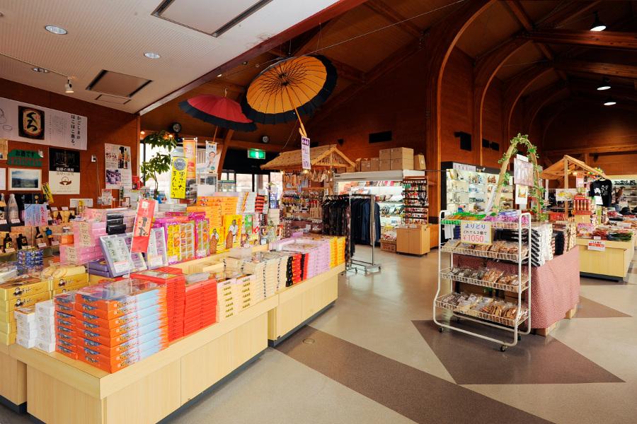 館内にある売店にはたくさんの土産物が並んでいます