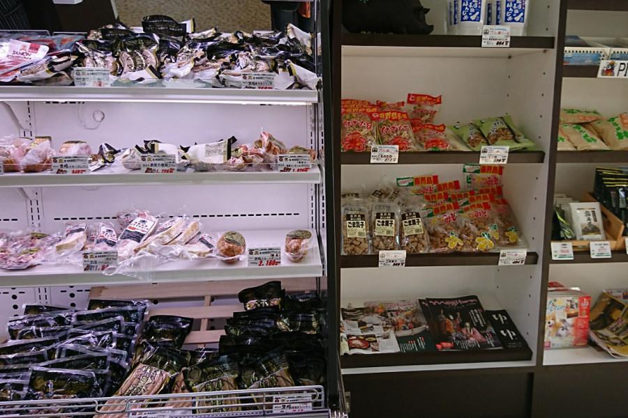 ハムやソーセージなどの加工品のほか、鹿児島の特産品の販売も