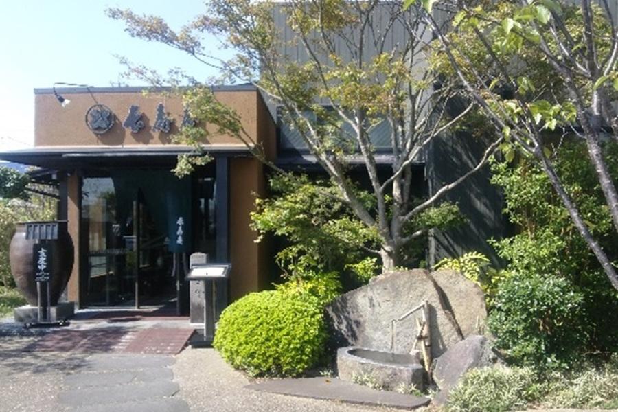 日本庭園風の落ち着いた店構え 日本庭園風の落ち着いた店構え