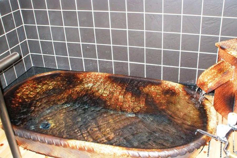 肌あたりの優しい湯を贅沢に源泉かけ流しで楽しめます
