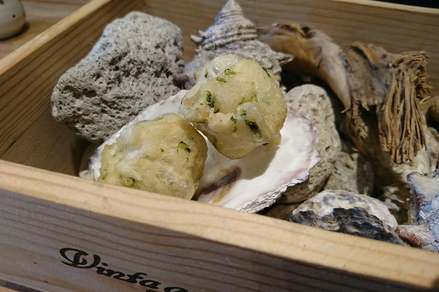 海を連想させる箱に詰めて提供される生海苔の揚げピッツア