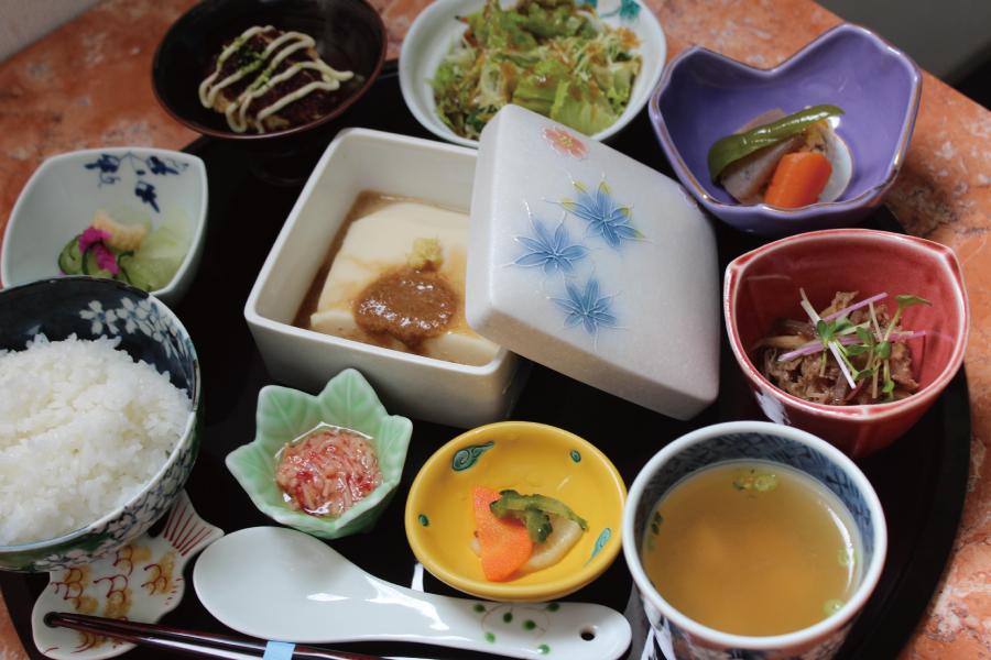 有田名物ごまどうふ定食。ボリュームたっぷり 有田名物ごまどうふ定食。ボリュームたっぷり