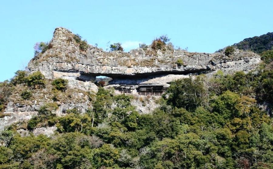 空洞上の岩盤は「天人橋」と呼ばれ、その下には建物が… 空洞上の岩盤は「天人橋」と呼ばれ、その下には建物が…