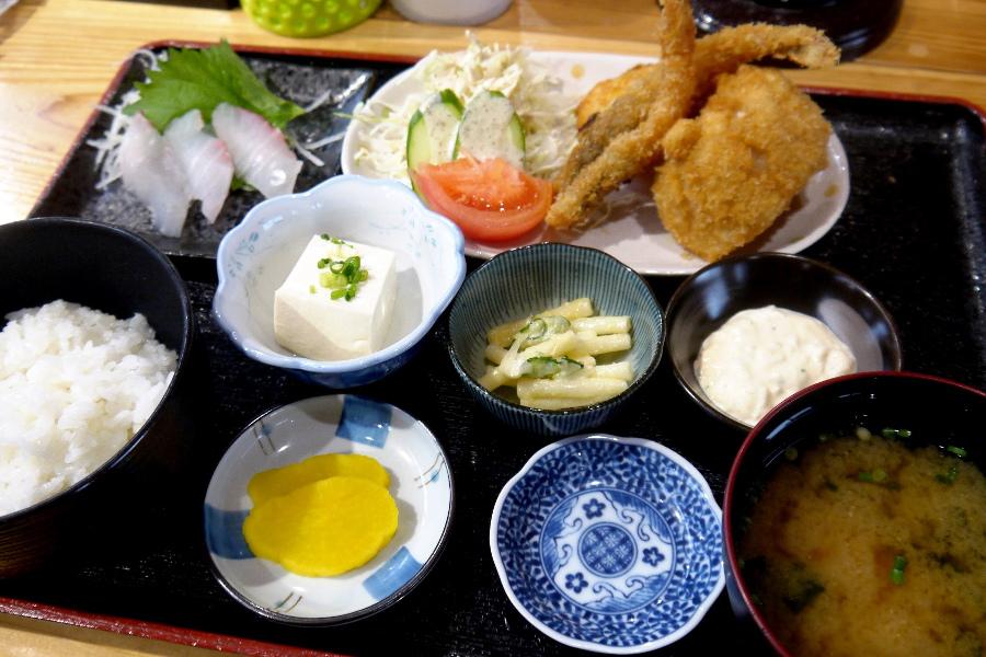 豊前海の魚介や鱧が楽しめる、人気の「豊前海魚介のミックスフライ定食1320円」