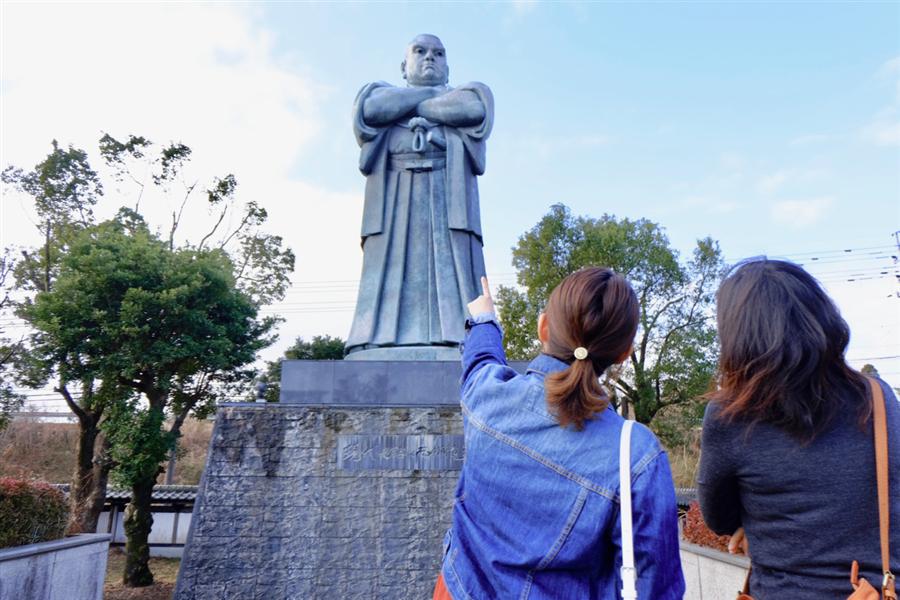 公園内に高くそびえる西郷隆盛像。実在した人物のものとしては、日本一の大きさを誇ります