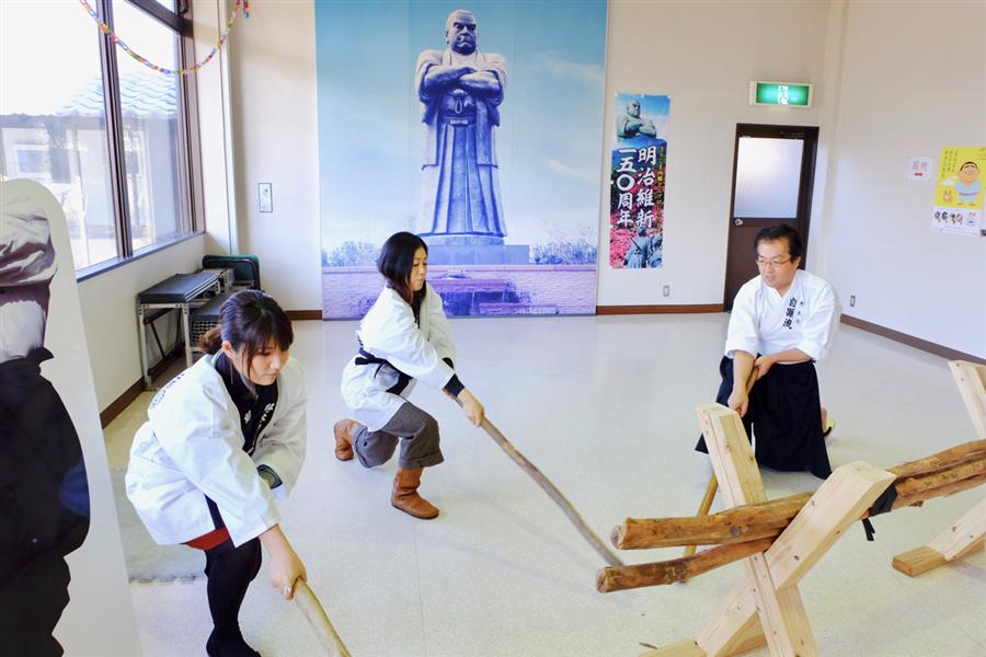 薩摩独自の剣術「自顕流（じげんりゅう）」。他のどの剣術とも違う、独特な稽古を体験できます