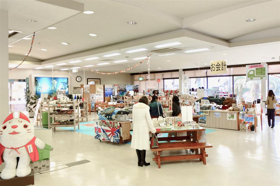 鹿児島の土産物や特産品がいっぱい。河内菌仕込みの芋焼酎や麹を使った甘酒は観光客に大人気です