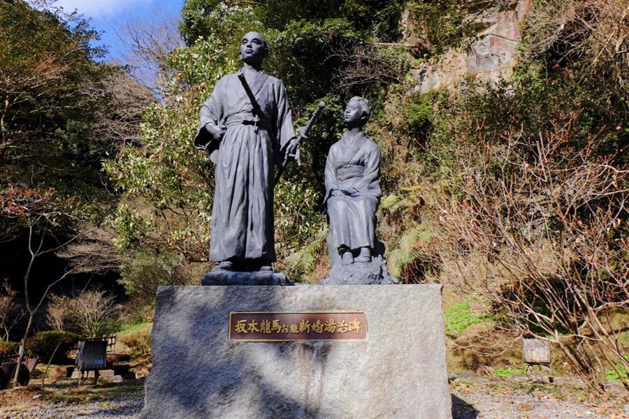 ここ塩浸温泉は、坂本龍馬が新婚旅行に訪れた場所。公園内には龍馬夫妻の銅像もあります