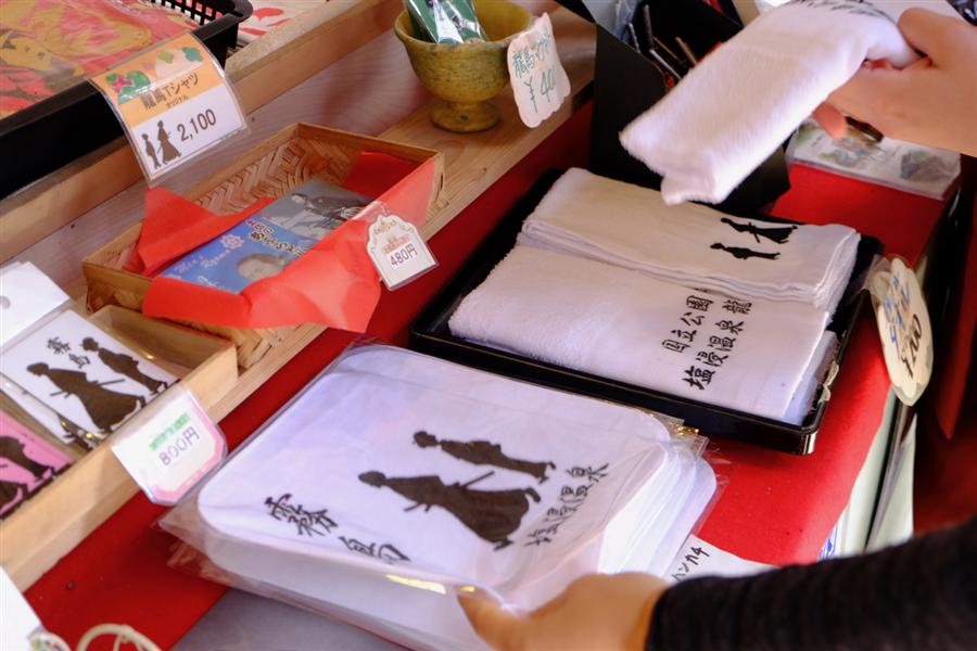 龍馬・お龍のシルエット入りグッズは種類も豊富。ハンドタオルや温泉タオルは手土産にぴったり