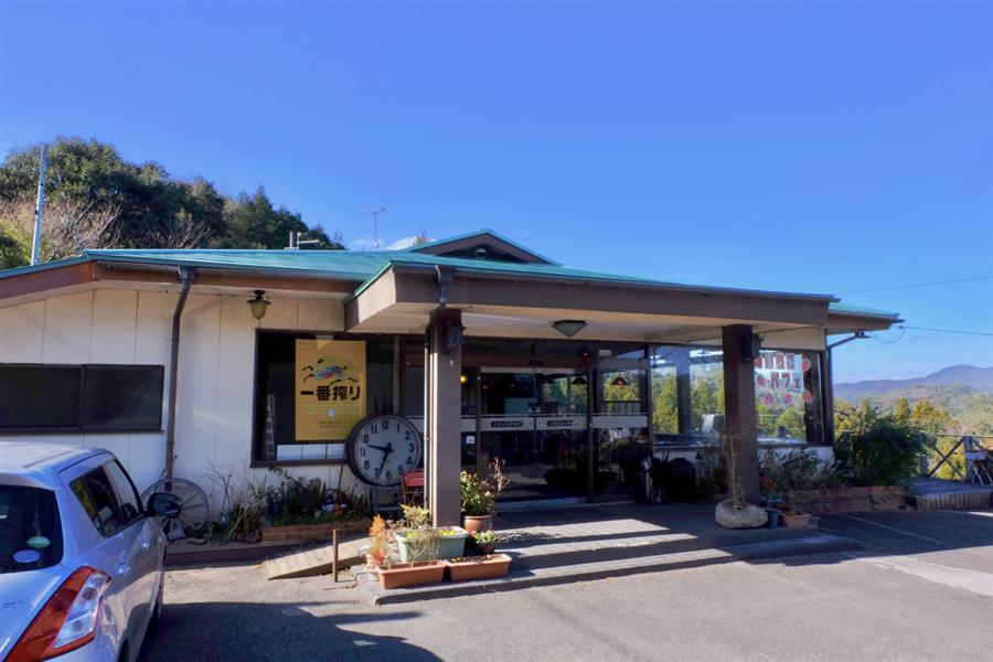 ドライブ休憩に最適な「峠茶屋」。地元の食材を使ったメニューからスイーツまで揃っています