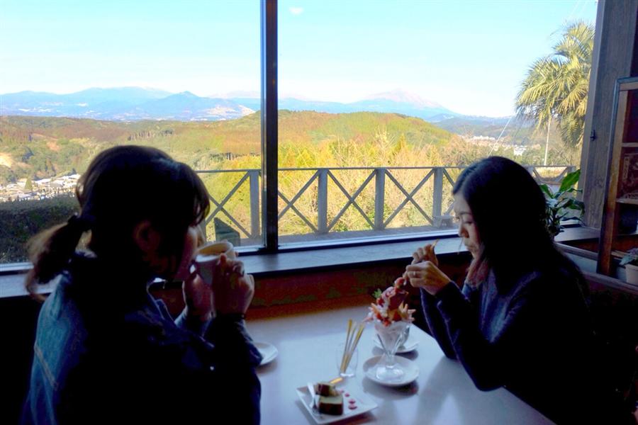テーブル席と、足を伸ばせる座敷席がある店内。窓際の席は霧島連山を見渡す絶景鑑賞スポットです
