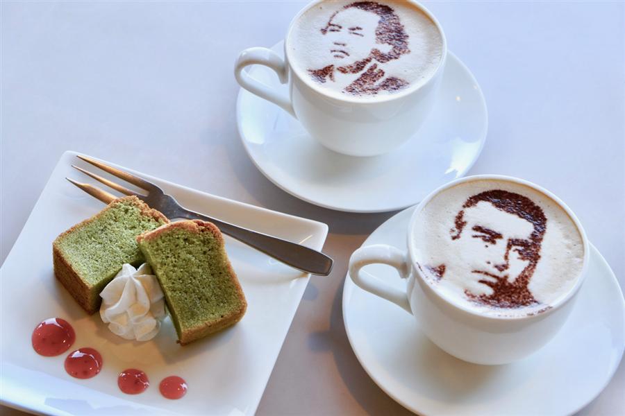 名物の「西郷どんラテ」と「龍馬ラテ」。月替わりのパウンドケーキ（写真は抹茶）とセットでいただきましょう