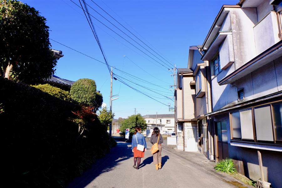 温泉を満喫した後は、西郷どんも歩いたかもしれない情緒ある日当山の道を歩いて帰路へ。昔に思いを馳せながら歴女旅してみません