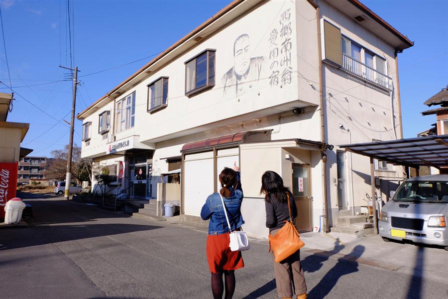 レトロな雰囲気漂う「西郷どん湯」へ。地元の人はもちろん、観光客にも人気の立ち寄り湯です。旅の疲れを温かい温泉で癒しましょう