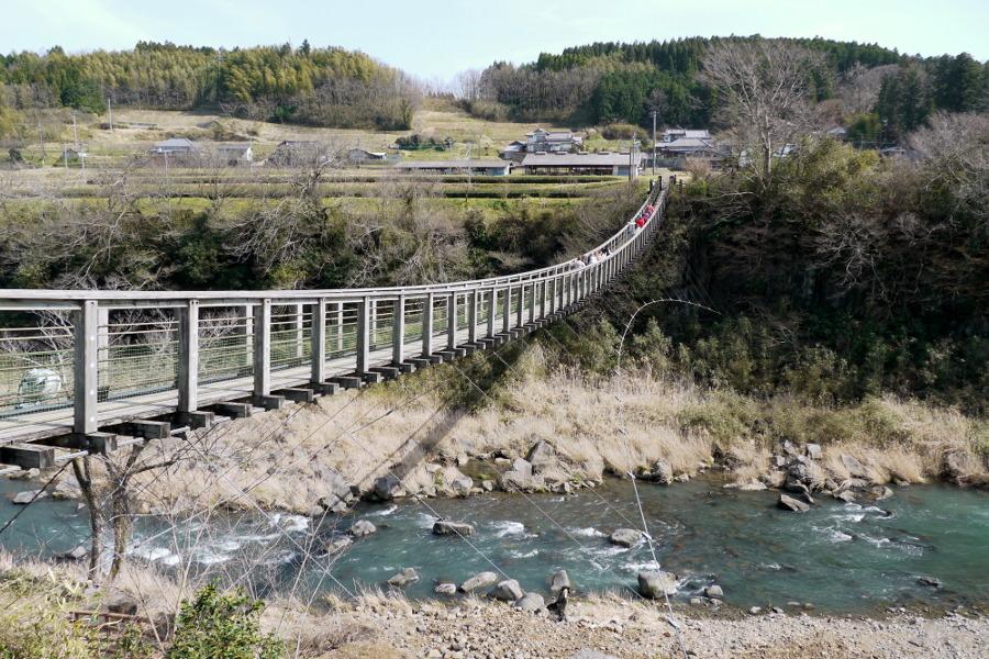 少し揺れますが、対岸をつなぐ橋からの眺めも絶景です 少し揺れますが、対岸をつなぐ橋からの眺めも絶景です