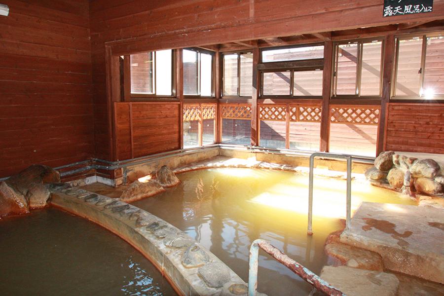 昔ながらの雰囲気を大事にした、木の温もりを感じる大浴場