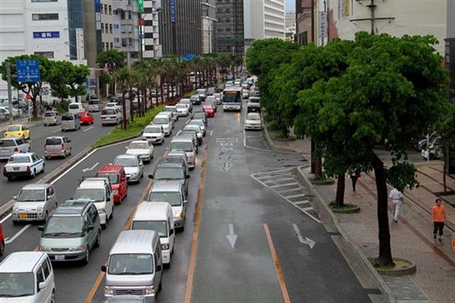 バスレーンの区間には、標識や道路上にも白い文字で時間帯が書かれている