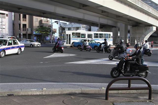 特に都市部の那覇市周辺では、どこの道路でもバイクの交通量は多い