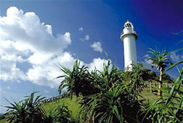 荒々しく波が砕ける御神崎の岬に建つ白い灯台