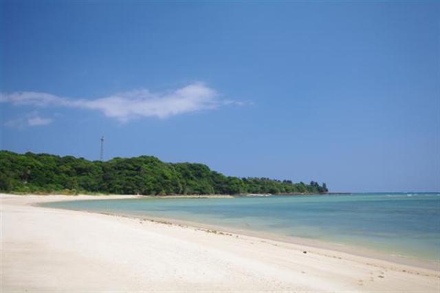 漢那ビーチは施設など何もない自然の浜辺だ