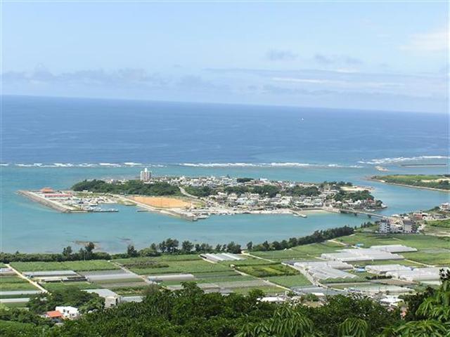国道331号側から望む奥武島の遠景。周囲2キロ弱の小さな島だ