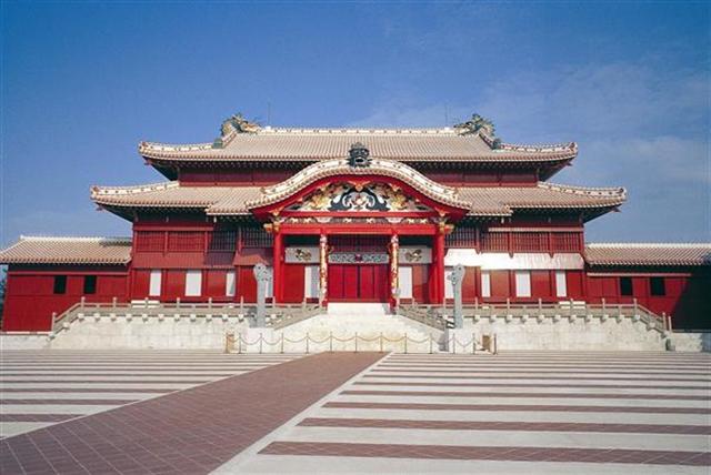 御庭の先にそびえる首里城正殿。琉球王国のシンボルだ