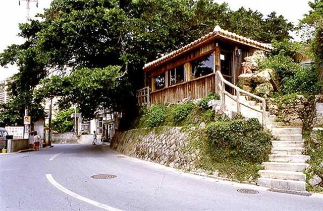 壷屋やちむん通りには古い沖縄の香りが残る