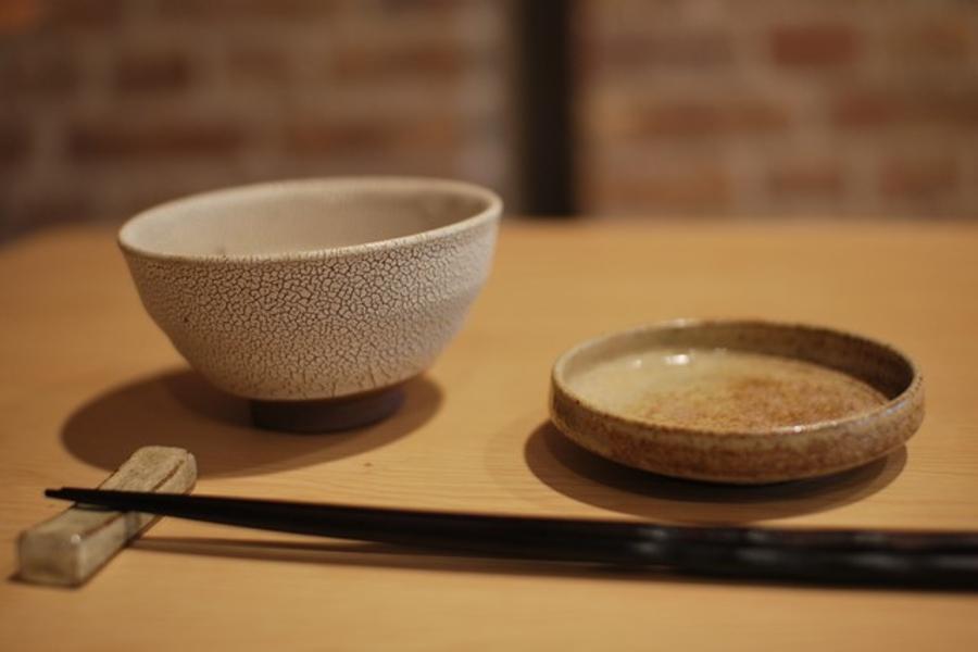 ▲地元の天然素材を活かして個性ある作品が豊富な「東馬窯」の器