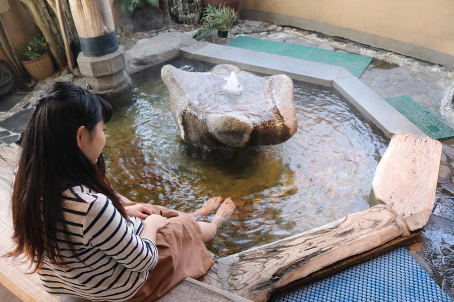 休日や夜などは混むこともある、人気の足湯