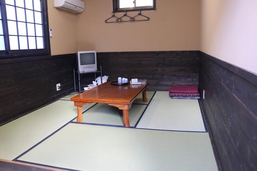 部屋内はテレビとちゃぶ台と湯呑みがあり畳敷きとなっています