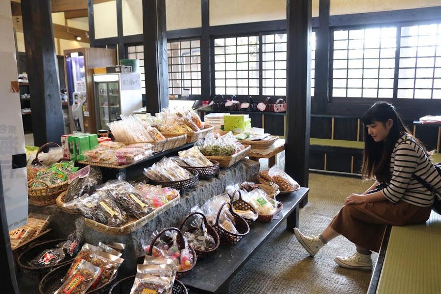 湯上がりには地元の野菜を購入できます