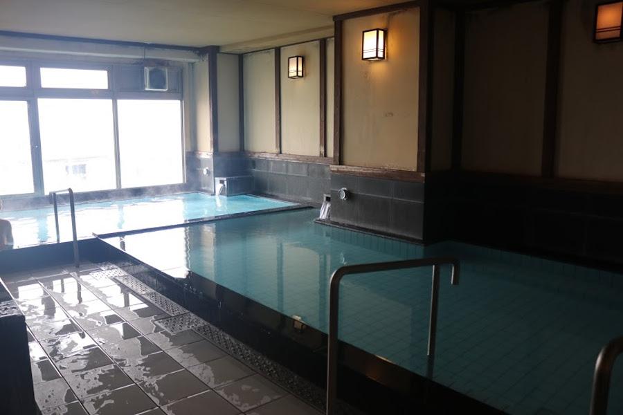 広々とした大浴場は洗い場の数も多くゆったり温泉が楽しめます