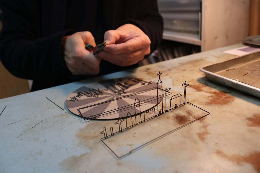 針金細工の手仕事の様子が間近で見られます