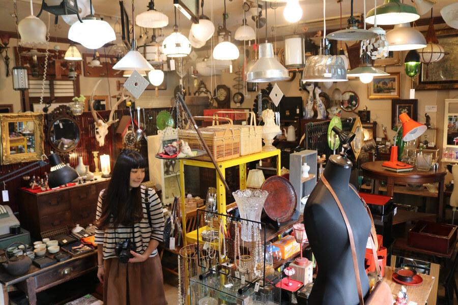 店内はかわいい小物とアンティークでぎっしり