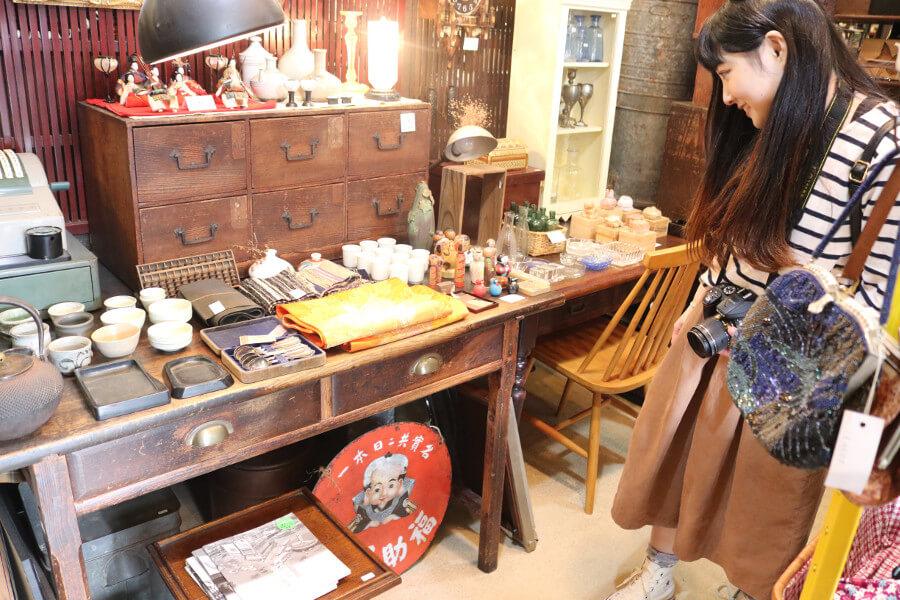 昭和時代の古道具や家具、雑貨もたくさん